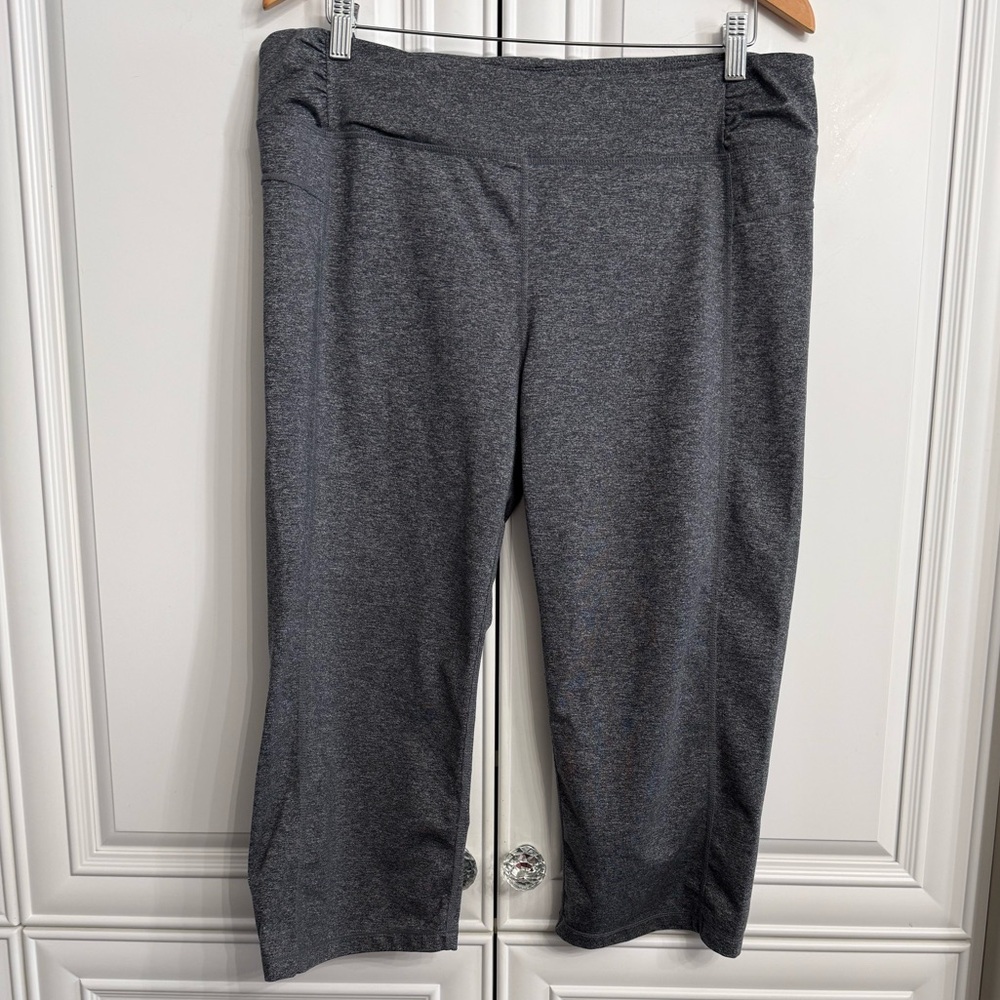 Kirkland Signature Women’s XXL Grey Capri Length Yoga Pants Stretchy Athletic